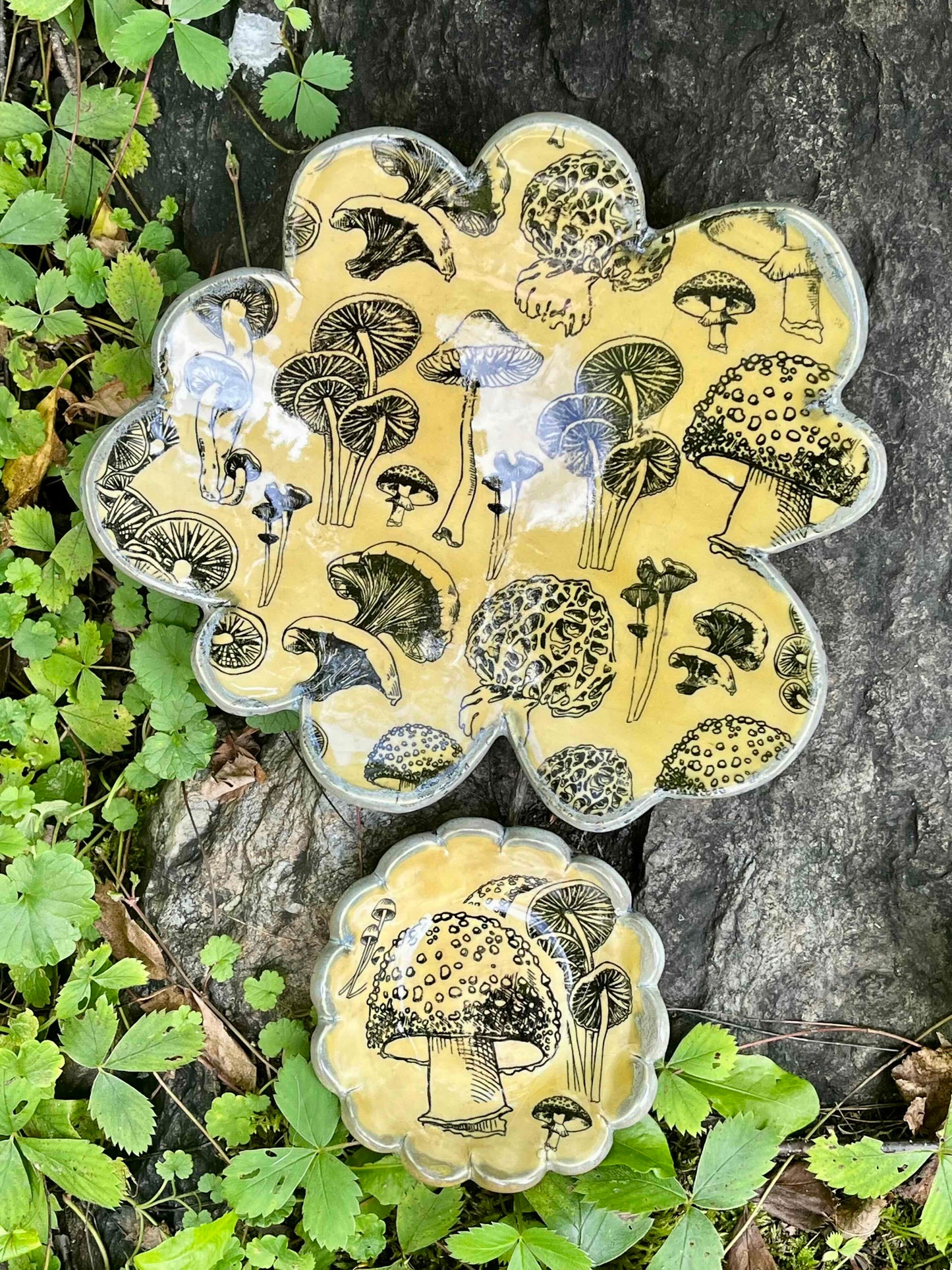 Set of Petal Dishes: Mushroom Pattern