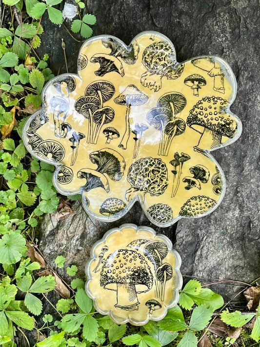 Set of Petal Dishes: Mushroom Pattern